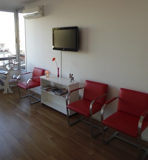 Sala de tratamiento odontológico A&R equipada con instrumental esterilizado y sillón ergonómico